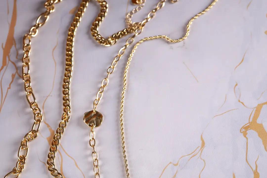 Cuban vs Curb Chain: Key Differences and Style Guide