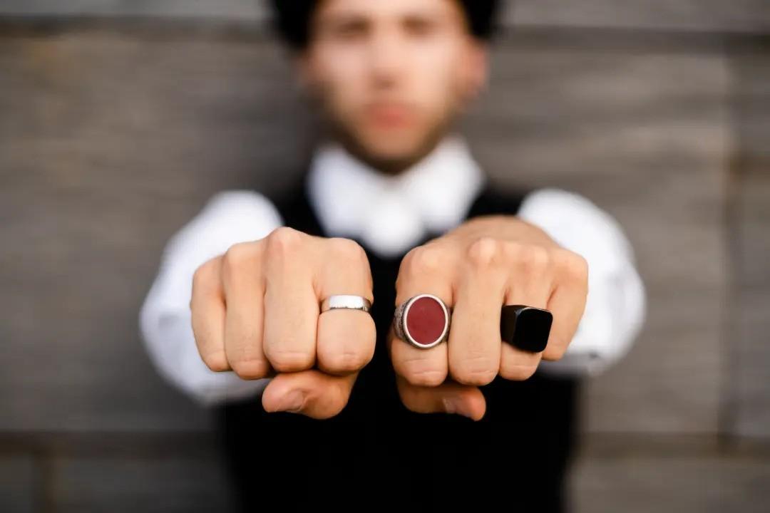 Pinky Rings Meaning: The Definitive Pinky Ring Guide