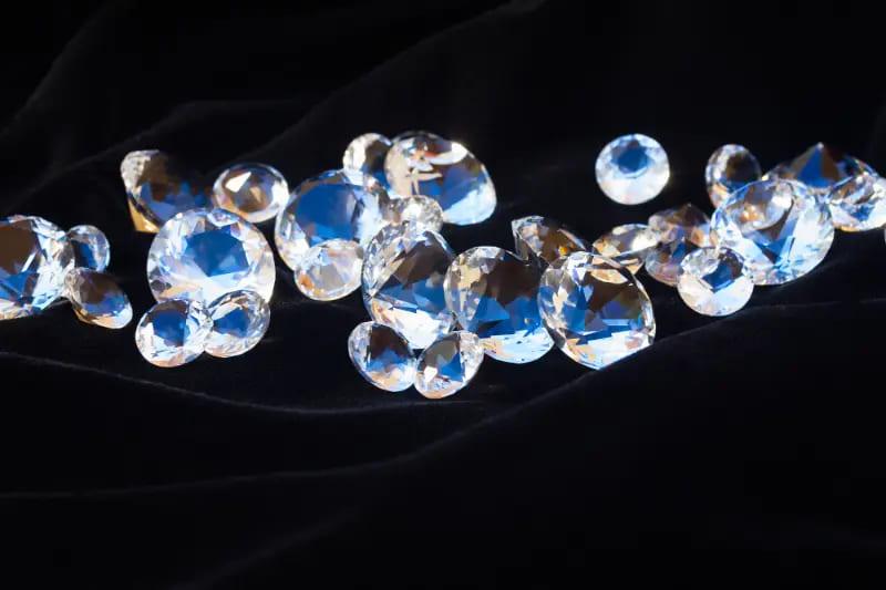 White Sapphire vs Moissanite: How to Choose the Best Gem