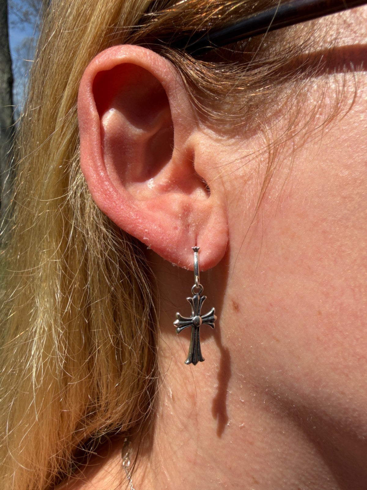 Hearts Of Chrome Huggie Hoops W. Dangle Cross Earrings - 925 Silver Oxidized