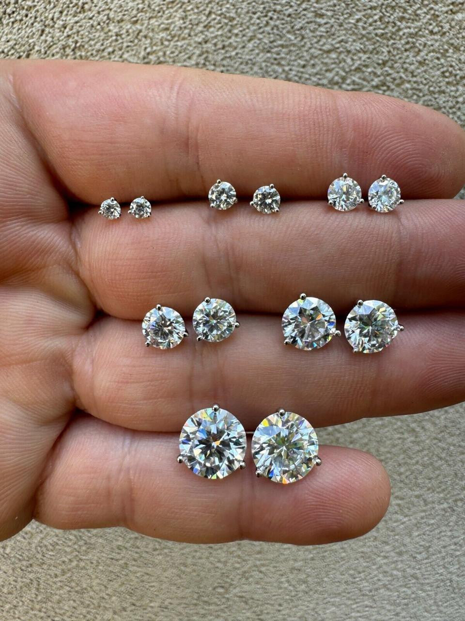 Orecchini A Perno Cubo Grande In Moissanite Con Diamanti In Argento Orecchini A Perno Cubo Grande In Moissanite Con Diamanti In Argento